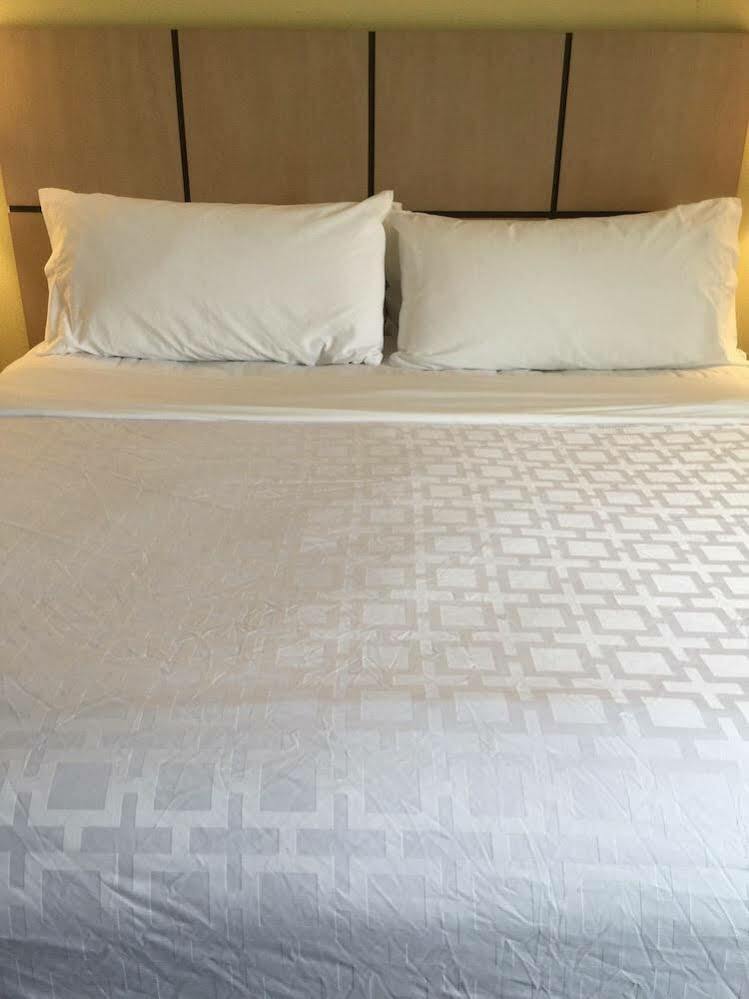 Candlewood Suites Lincoln By Ihg Bagian luar foto